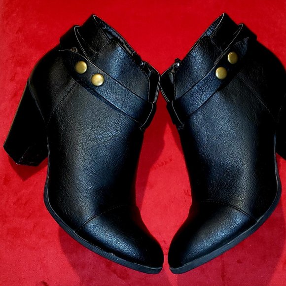 AMERICAN EAGLE BKACK FAUX LEATHER CHIC & SLEEK STYLISH ANKLE BOOTS 8 - Picture 3 of 8